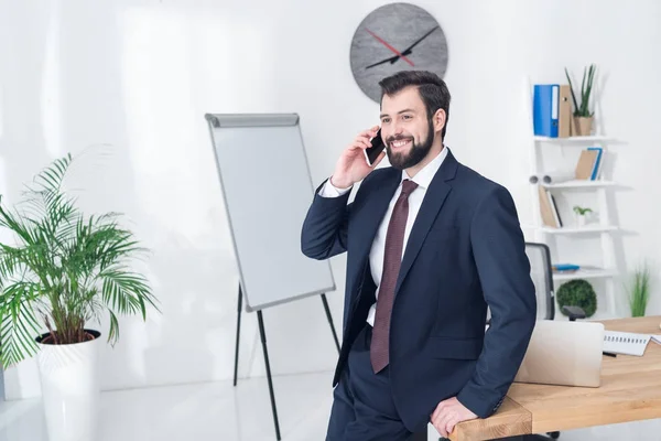 Retrato Homem Negócios Sorridente Falando Smartphone Escritório — Fotografia de Stock