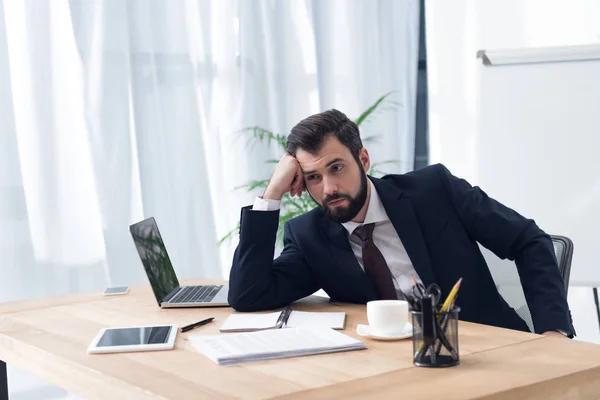 Πορτρέτο Του Κουρασμένος Επιχειρηματίας Που Κάθεται Στο Χώρο Εργασίας Στο — Φωτογραφία Αρχείου