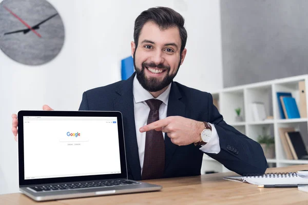 Retrato Homem Negócios Sorridente Apontando Para Laptop Local Trabalho Escritório — Fotografia de Stock