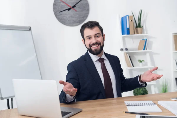 Portret Van Vrolijke Zakenman Werkplek Met Laptop Office — Stockfoto