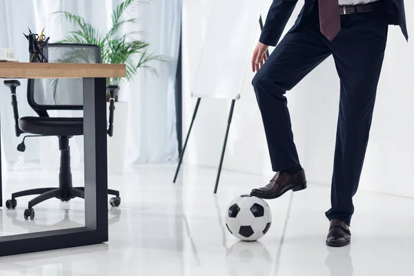 Recortado Tiro Empresario Con Pelota Fútbol Lugar Trabajo Oficina — Foto de Stock