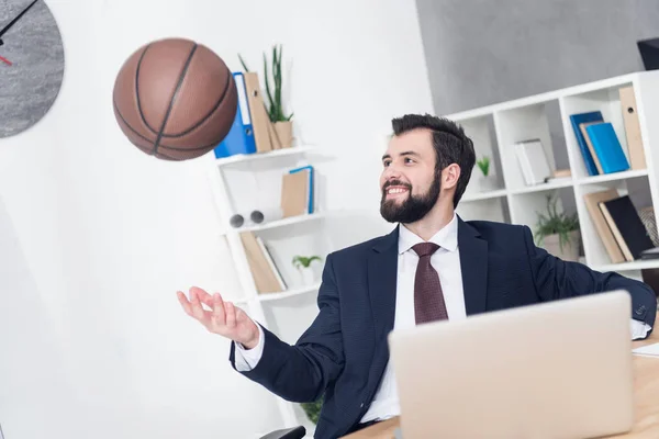 職場のオフィスで実業家投げバスケット ボール ボール笑みを浮かべてください — ストック写真