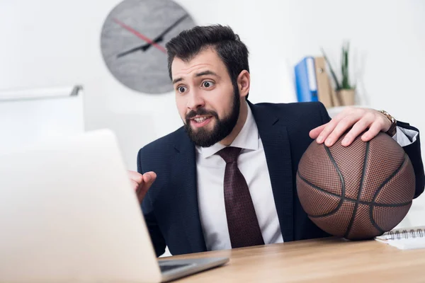 Excited Businessman Basketball Ball Workplace Office — Free Stock Photo