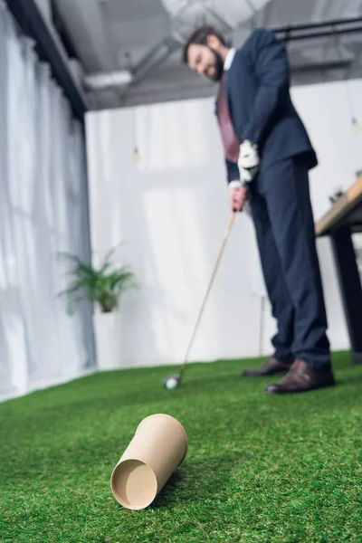 Enfoque Selectivo Los Jóvenes Empresarios Que Juegan Golf Oficina — Foto de Stock