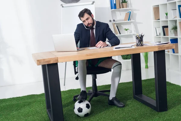 Homme Affaires Avec Ballon Football Parler Sur Smartphone Sur Lieu — Photo