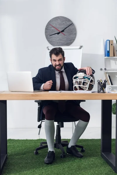Empresario Enojado Sentado Lugar Trabajo Con Casco Rugby Oficina — Foto de stock gratuita