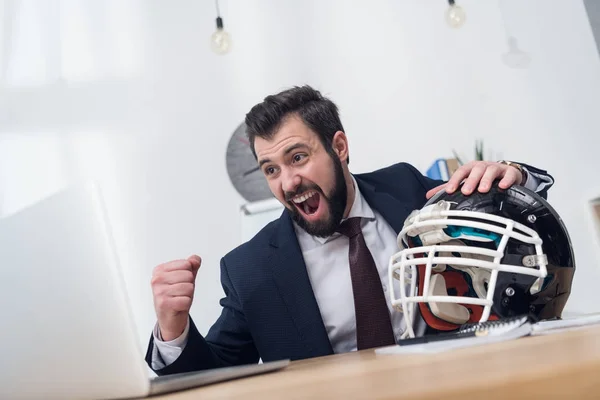 激动的生意人与橄榄球盔甲在工作场所在办公室 — 图库照片