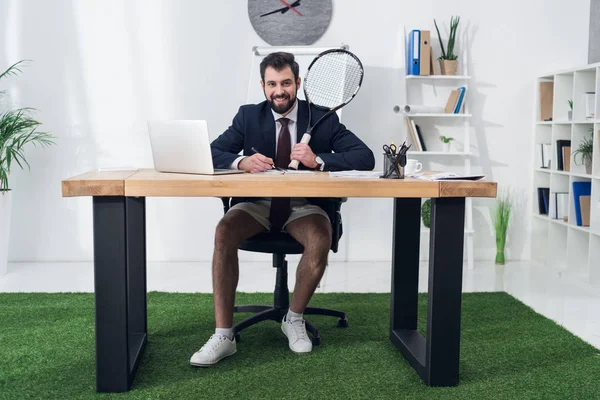 Homme Affaires Souriant Avec Raquette Tennis Sur Lieu Travail Bureau — Photo