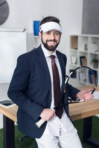 Πορτρέτο Του Χαρούμενα Επιχειρηματία Τον Εξοπλισμό Τένις Στο Γραφείο — Δωρεάν Φωτογραφία
