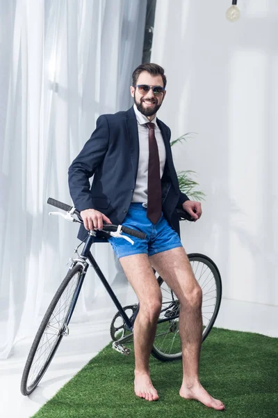 Hombre Negocios Sonriente Con Chaqueta Pantalones Cortos Apoyados Bicicleta Oficina — Foto de Stock