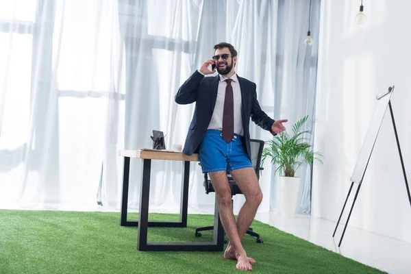 Hombre Negocios Con Chaqueta Pantalones Cortos Hablando Smartphone Lugar Trabajo — Foto de Stock