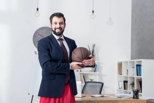 Portret Biznesmen Kurtce Trzymając Piłkę Koszykówki Biurze — Zdjęcie stockowe