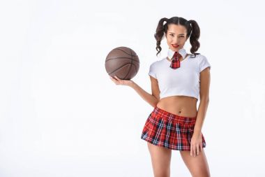 beyaz izole basketbol topu ile mutlu seksi kız öğrenci