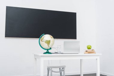 Kara tahta önünde sınıf öğretmenler Danışma