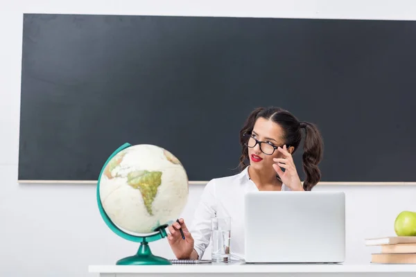 Tankeväckande Sexig Lärare Sitter Arbetsplatsen Med Globen Och Laptop Klassrummet — Stockfoto