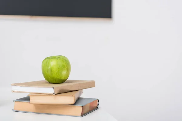 Πράσινο Μήλο Στοίβα Βιβλία Στη Τάξη — Φωτογραφία Αρχείου