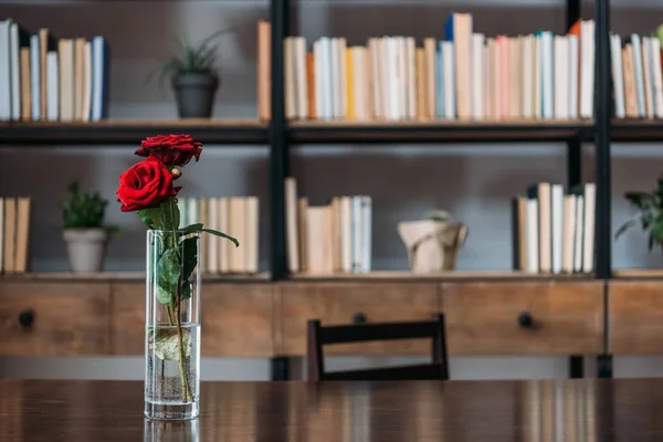 Belas Rosas Vermelhas Vaso Biblioteca — Fotografia de Stock