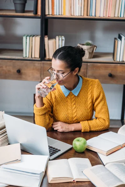 Jonge Student Meisje Voorbereiding Voor Examen Bibliotheek Drinkwater — Stockfoto