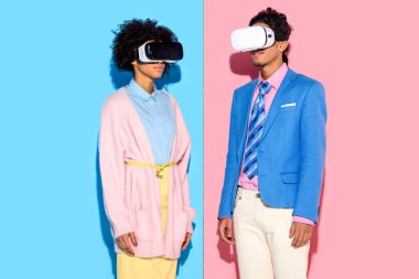Afro-Amerikan kaç vr kulaklıklar pembe ve mavi duvar arka plan içinde portresi
