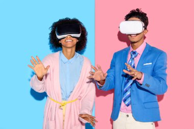 Afro-Amerikan kaç vr kulaklıklar pembe ve mavi duvar arka plan içinde portresi