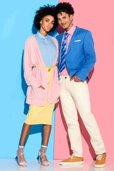 Jovem Afro Americana Sorridente Menina Cara Abraçando Fundo Rosa Azul — Fotografia de Stock