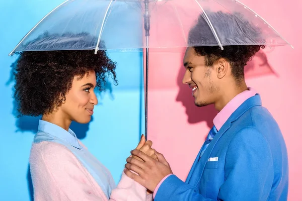 Jeune Couple Debout Côté Autre Sous Parapluie Sur Fond Rose — Photo