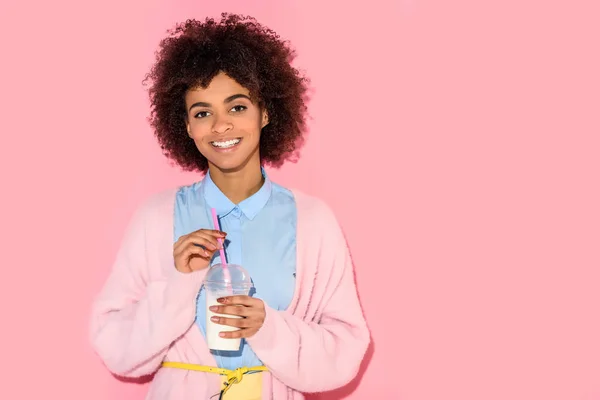 Retrato Mujer Afroamericana Sonriente Con Vaso Leche Sobre Fondo Pared — Foto de Stock