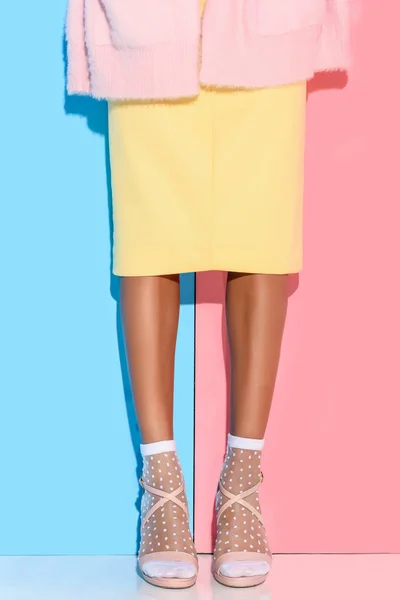 Delvis Skymd Utsikt Över Afroamerikanska Kvinnan Snygga Kläder Mot Rosa — Stockfoto