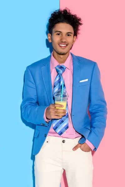 Retrato Del Hombre Afroamericano Sonriente Con Vaso Jugo Contra Pared — Foto de Stock