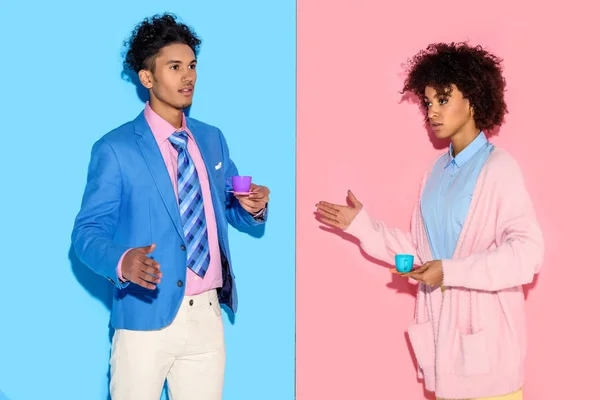 Elegante Pareja Afroamericana Con Tazas Juguete Con Fondo Pared Rosa — Foto de Stock