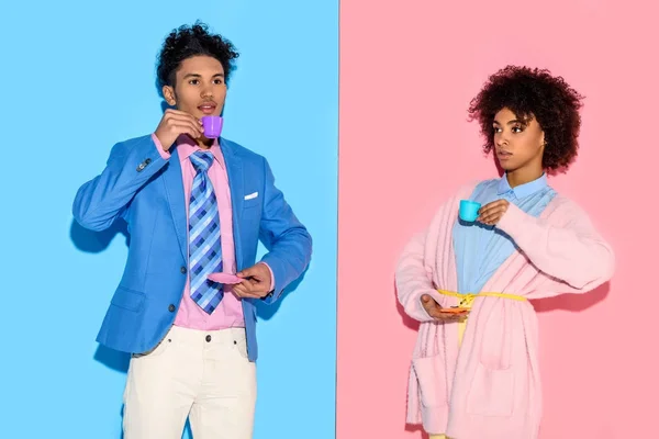 Elegante Pareja Afroamericana Con Tazas Juguete Con Fondo Pared Rosa — Foto de Stock