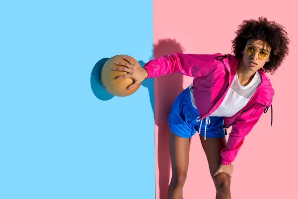Fiatal Lány Szemüvegét Gazdaság Kosárlabda Labda Keres Rózsaszín Kék Háttér — Stock Fotó