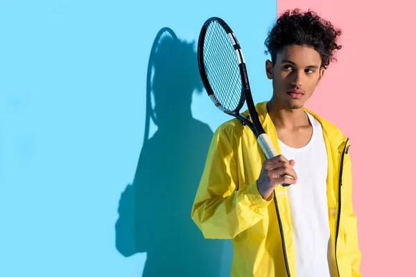 Jonge Heldere Afro Amerikaanse Man Tennisracket Houden Weg Kijken Roze — Stockfoto