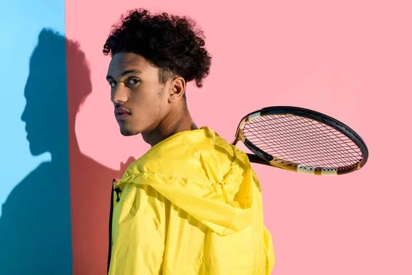 Joven Chico Afroamericano Brillante Sosteniendo Raqueta Tenis Hombro Sobre Fondo — Foto de Stock