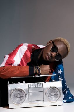 Genç Afro-Amerikan adam bizimle omuz gri gümüş teyp tutan bayrağı