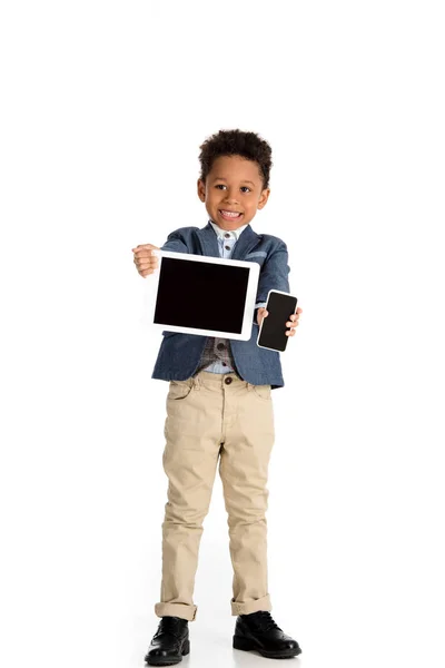 Niño Afroamericano Sonriente Mostrando Tableta Teléfono Inteligente Blanco — Foto de Stock