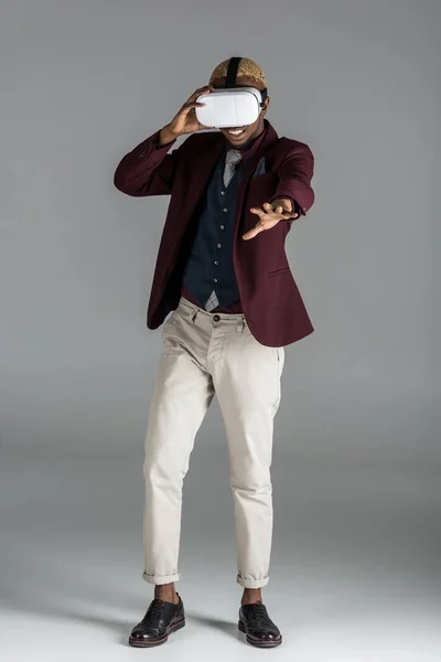 Leende Afroamerikanska Mannen Glasögon Med Armen Utsträckt Grå Bakgrund — Stockfoto