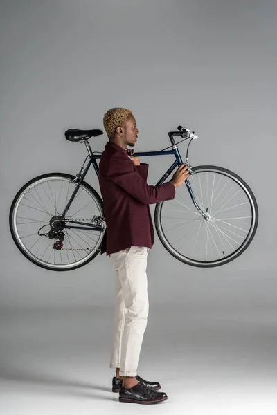 Αφρικανική Αμερικανική Άνθρωπος Που Κρατά Ποδήλατο Στα Χέρια Γκρίζο Φόντο — Φωτογραφία Αρχείου