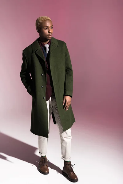 Jeune Homme Africain Mode Manteau Regardant Loin Avec Main Dans — Photo