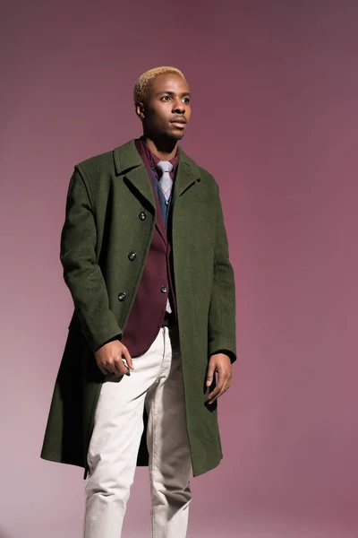Модний Молодий Африканський Чоловік Плащі Дивиться Віддалено Рожевий Фон — стокове фото