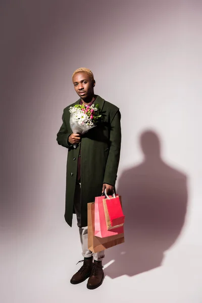 Stylish Young African American Man Holding Bouquet Flowers Bright Shopping — Stock Photo, Image