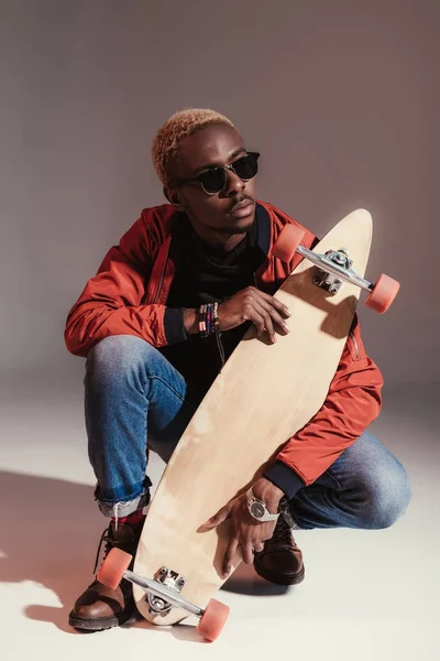 Joven Africano Patinador Americano Moda Sentado Sosteniendo Longboard — Foto de Stock