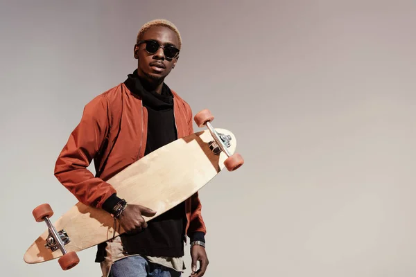 Stylowe Młody Afryki Amerykański Skater Ręku Trzymając Longboard Białym Tle — Zdjęcie stockowe
