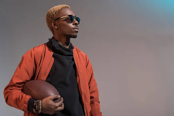 Elegante Jovem Afro Americano Segurando Bola Rugby Isolado Fundo Luz — Fotografia de Stock