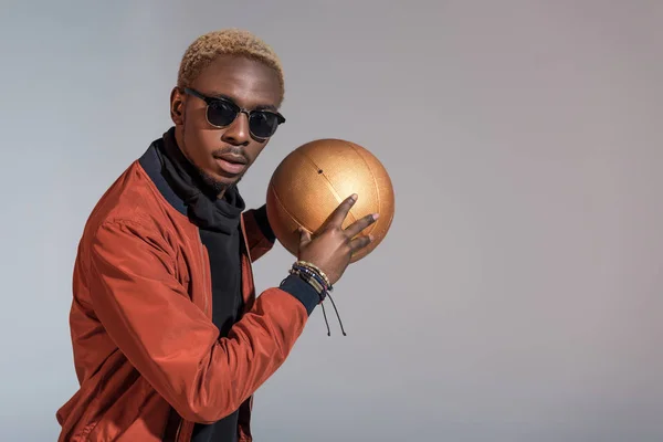 Élégant Jeune Homme Afro Américain Avec Ballon Basket Dans Les — Photo