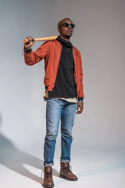 Elegante Jovem Afro Americano Segurando Morcego Beisebol — Fotografia de Stock