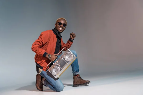 ハンサムのスタイリッシュな若いアフリカ系アメリカ人銀テープ レコーダーを押しながらグレーの笑顔 — ストック写真