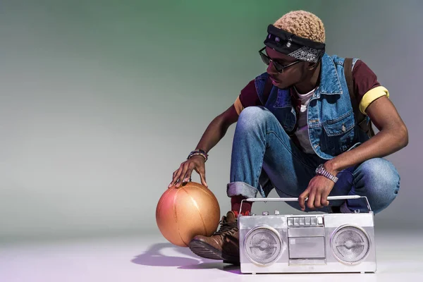 Jovem Afro Americano Homem Agachado Com Bola Basquete Ouro Gravador — Fotografia de Stock