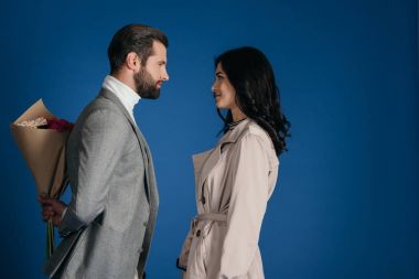 erkek mavi izole kız arkadaşı buket gizleme 