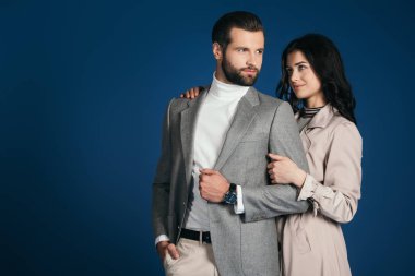 kız arkadaşı sarılma erkek mavi izole
